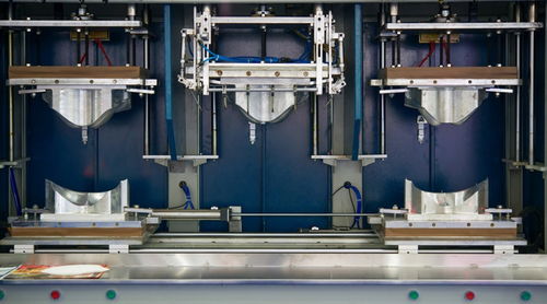 服飾研發(fā)紀實 服裝廠生產(chǎn)車間的經(jīng)濟圖景